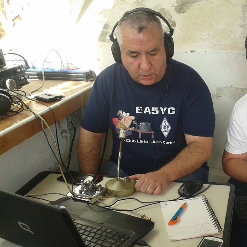 Juan Carlos, EA5YC, operando en su estación
